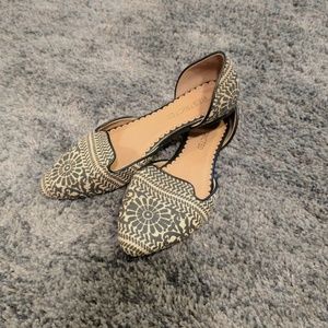 Restricted black and tan flats